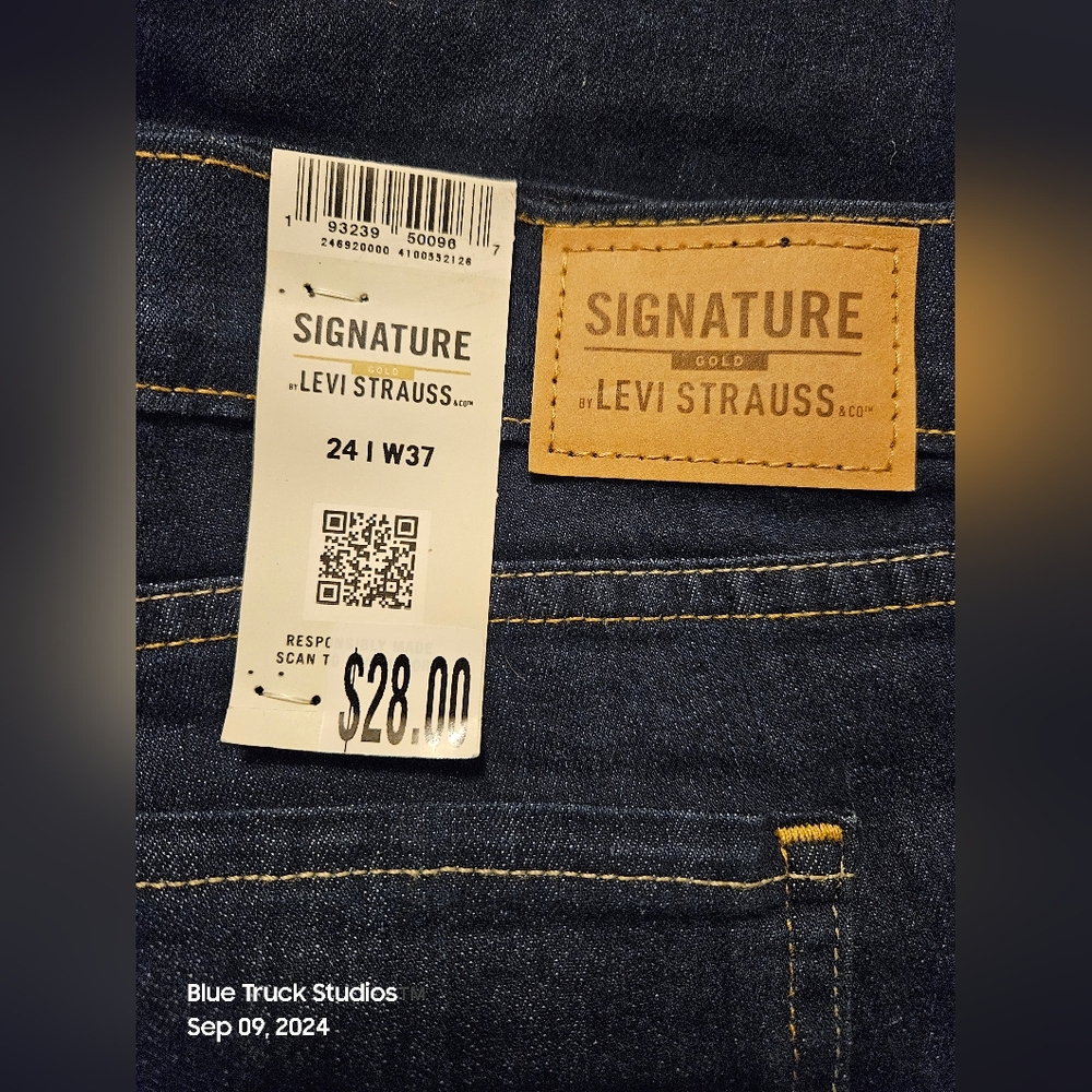 Levis Signature Gold Label Mid Rise Bermuda Jean Shorts NWT Plus Size 24W - Picture 11 of 11